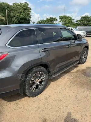 Toyota Highlander XLE 4x4 V6 (3.5L 6cyl 8A) 2018 Gray