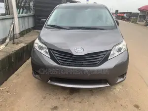 Toyota Sienna SE 8 Passenger 2011 Gray