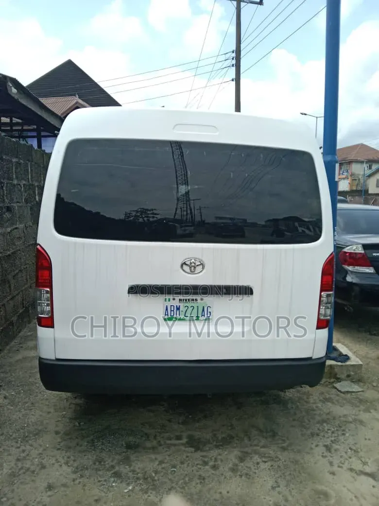 Toyota HiAce 2015 White