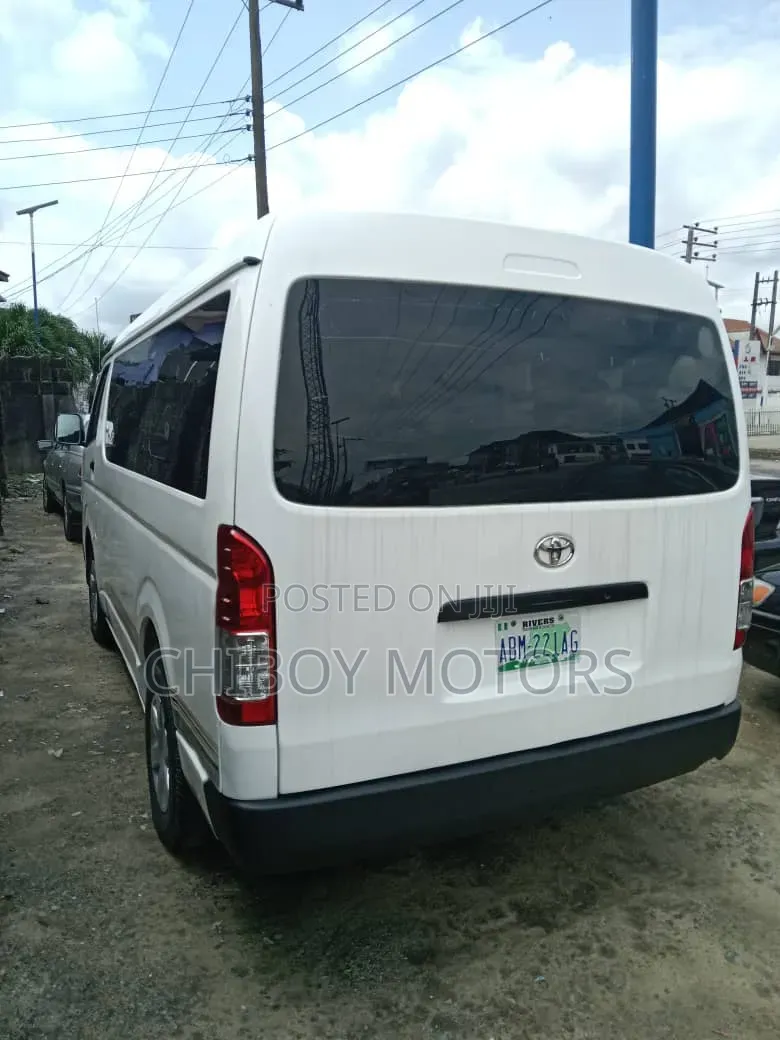 Toyota HiAce 2015 White