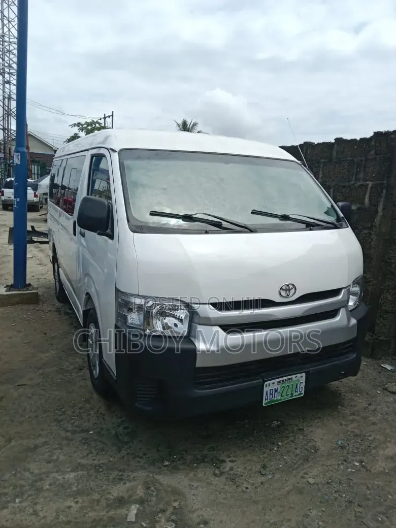 Toyota HiAce 2015 White