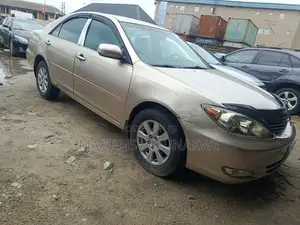 Toyota Camry LE 4dr Sedan (2.4L 4cyl 5A) 2009 Gold