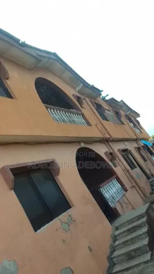 8bdrm Block of Flats in Laniyan Estate Area, Kosofe for sale