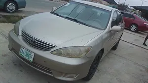 Toyota Camry LE 4dr Sedan (2.4L 4cyl 5A) 2005 Gold