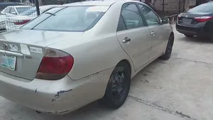 Toyota Camry LE 4dr Sedan (2.4L 4cyl 5A) 2005 Gold