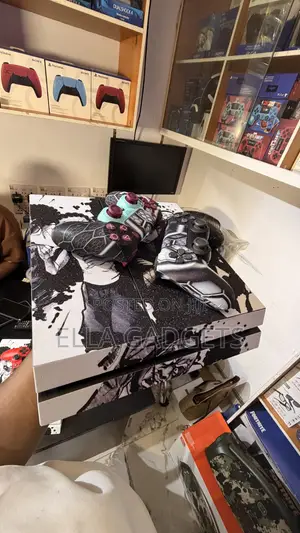 Customized Ps4 Fat With Games and 2 Pads
