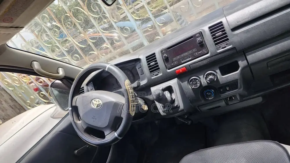 Toyota HiAce 2014 White