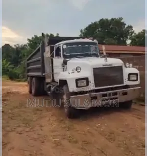Truck Mack With Sound Engine and Gear With No Issues