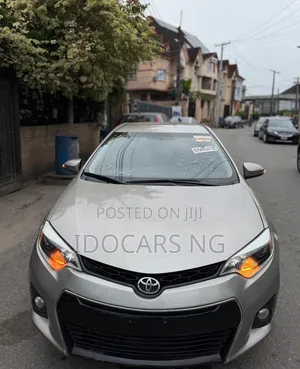 Toyota Corolla S 4dr Sedan (1.8L 4cyl CVT) 2015 Gold