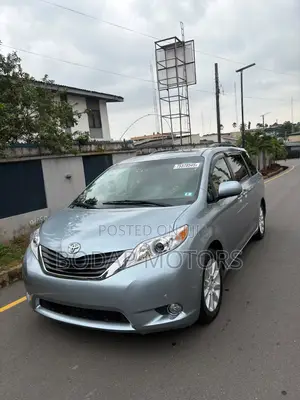 Toyota Sienna 2012 Silver