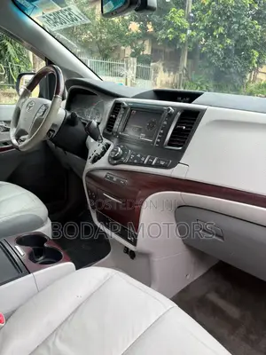Toyota Sienna 2012 Silver