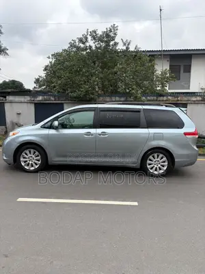 Toyota Sienna 2012 Silver
