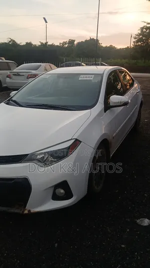 Toyota Corolla LE 4dr Sedan (1.8L 4cyl CVT) 2014 White