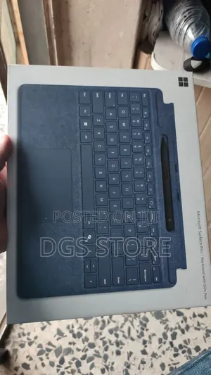Microsoft Surface Pro 8, Keyboard With Pen