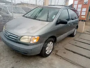 Toyota Sienna 1999 Gray