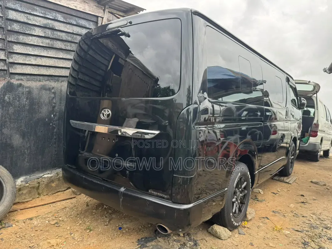 Toyota HiAce 2013 Black