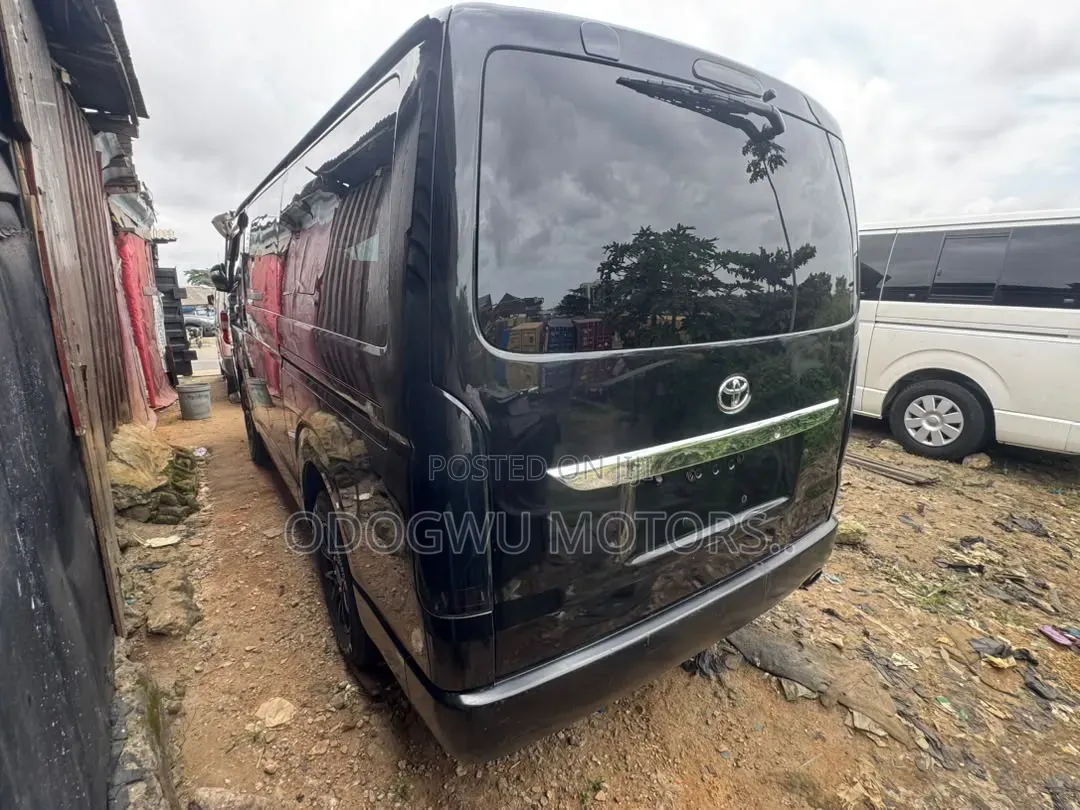 Toyota HiAce 2013 Black