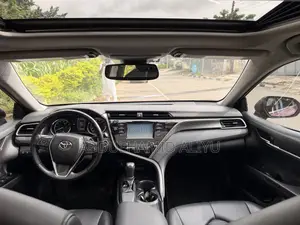 Toyota Camry SE FWD (2.5L 4cyl 8AM) 2018 Red