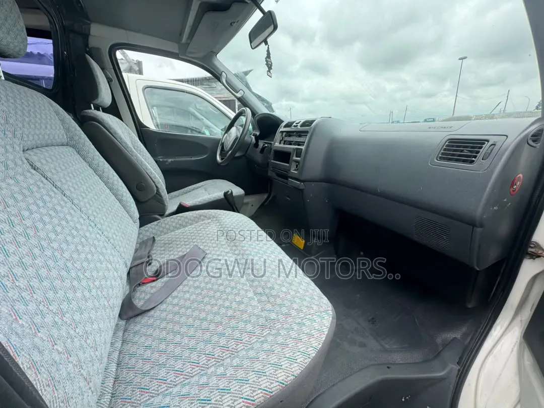 Toyota HiAce 2005 White
