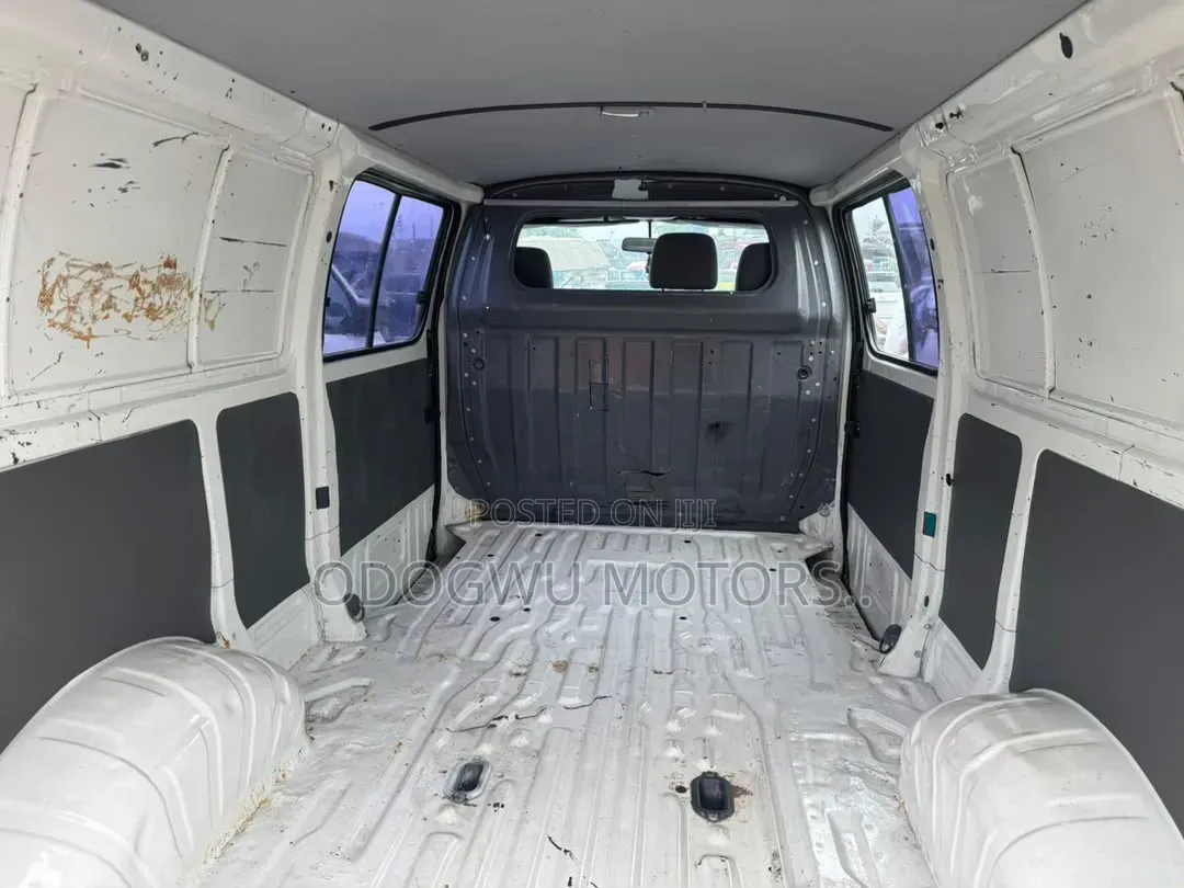 Toyota HiAce 2005 White