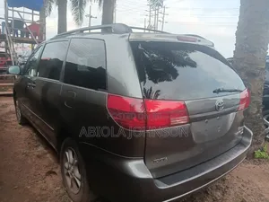 Toyota Sienna 2005 Brown