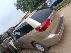 Toyota Sienna 2006 Gold