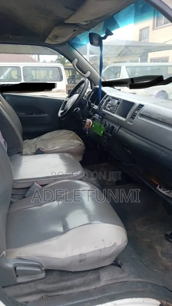 Toyota HiAce 2010 White