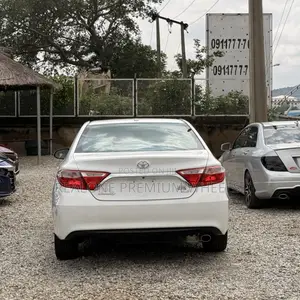 Toyota Camry XLE 4dr Sedan (2.5L 4cyl 6A) 2016 White