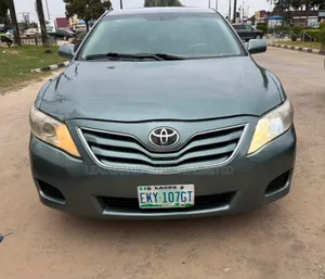 Toyota Camry Base 4dr Sedan (2.5L 4cyl 6M) 2011 Green
