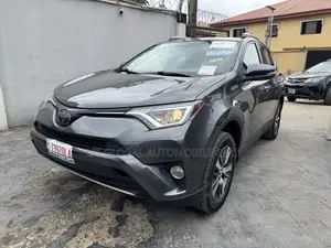 Toyota RAV4 XLE 4dr SUV (2.5L 4cyl 6A) 2018 Gray