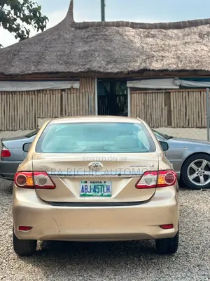 Toyota Corolla 2012 Gold