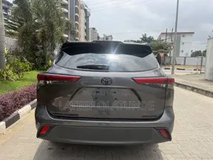 Toyota Highlander XLE 2021 Gray