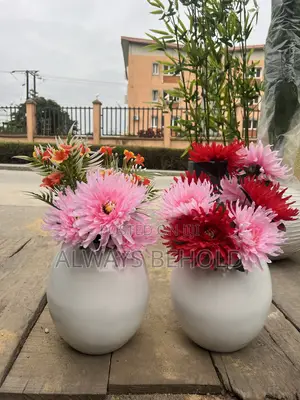 Round Flower Vase Arrangement • Vase: Round, Bulb-Shaped Decorative