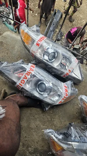 Headlight Toyota Sienna 2012