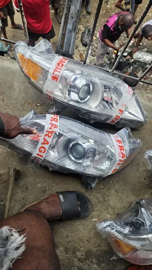 Headlight Toyota Sienna 2012