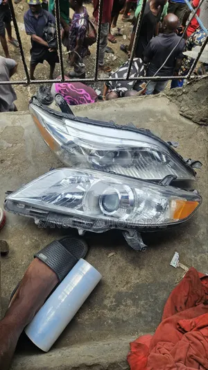 Headlight Toyota Sienna 2012