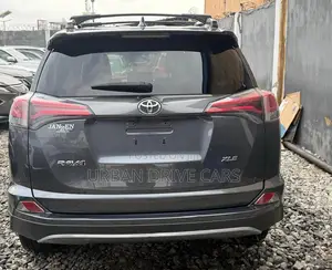 Toyota RAV4 XLE 4dr SUV (2.5L 4cyl 6A) 2018 Gray