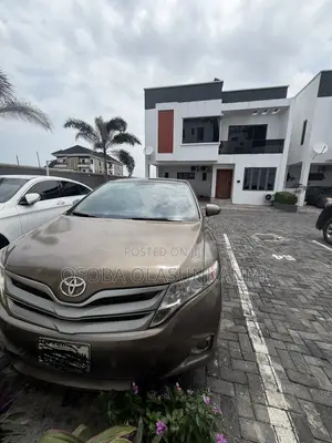 Toyota Venza AWD 2011 Gold