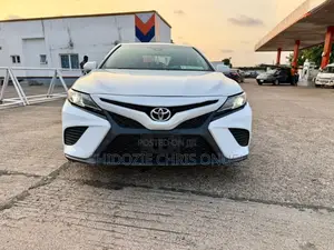 Toyota Camry XLE FWD (2.5L 4cyl 8AM) 2018 White