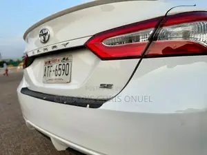 Toyota Camry XLE FWD (2.5L 4cyl 8AM) 2018 White