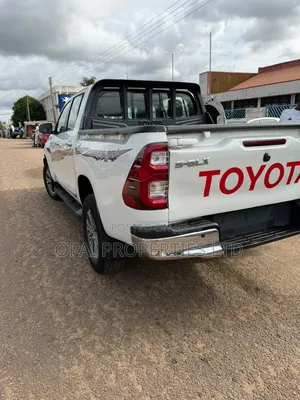 Toyota Hilux 2021 White