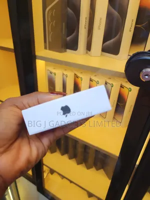 New Apple iPhone 16 256 GB Silver