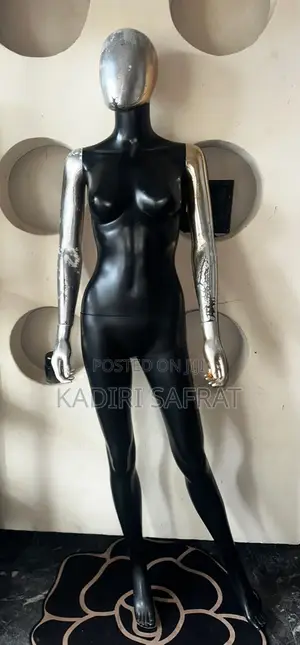 Size 8 Black and Silver Mannique