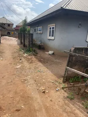 3bdrm Block of Flats in Ighosa, Benin City for sale