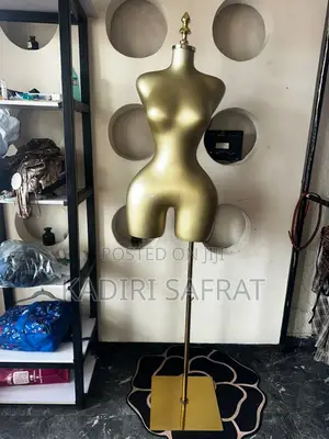 Big Hip Mannequin