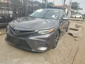 Toyota Camry SE FWD (2.5L 4cyl 8AM) 2018 Brown