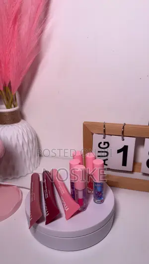 Glossy Lip Gloss – Hydrating Long-Lasting Lip Shine for Women