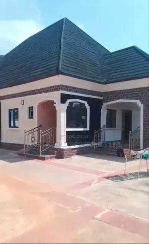 5bdrm Bungalow in Benin City for sale