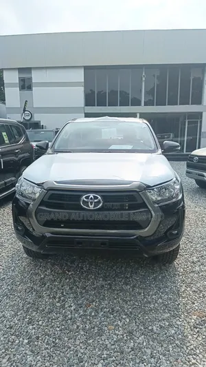 New Toyota Hilux 2025 Black