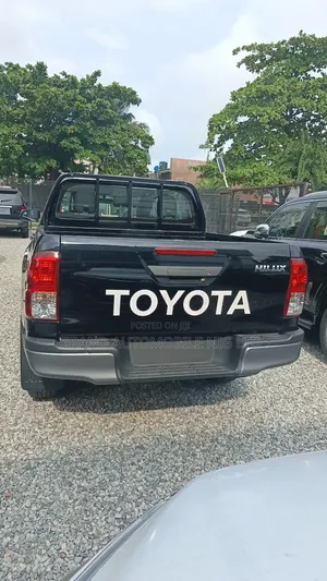 New Toyota Hilux 2025 Black